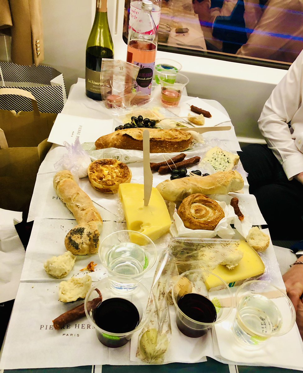 And this is how you #travelwithstyle on #ES9059 🥖🧀🍷🍾🧁🥐