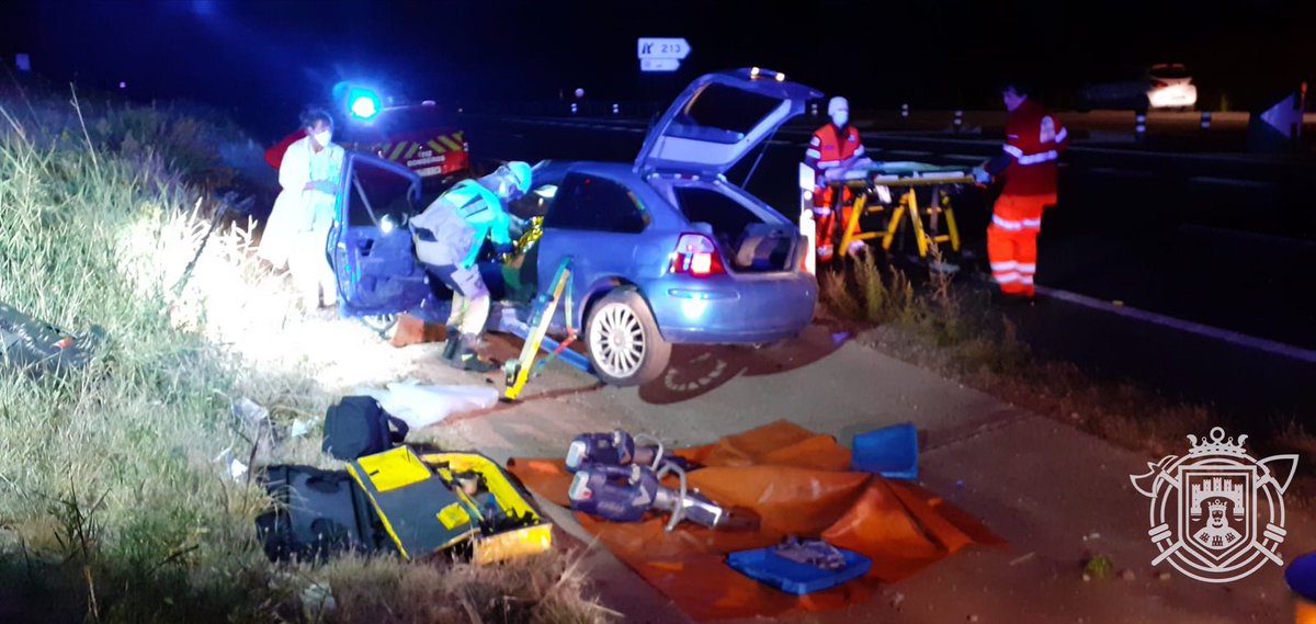 Esta madrugada, a las 2:18h, <a href="/112cyl/">112 Castilla y León</a> nos moviliza por #AccidenteVial en #A1 km 231 a la altura de #MadrigalejoDelMonte. Se trataba de una salida de vía; tras estabilizar el vehículo, extraemos a la víctima por el portón trasero para que sea atendida por <a href="/Salud_JCYL/">Salud JCYL</a>.