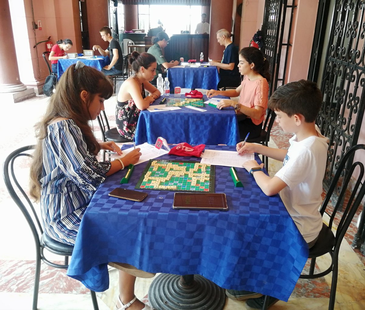 En la Jornada de Solidaridad  con Puerto Rico, y auspiciado por la Misión de la hermana isla en #Cuba, se desarrolla en la Casa de la Amistad un torneo de Scrabble. #62SiendoPueblo #CDRCuba #SomosDelBarrio