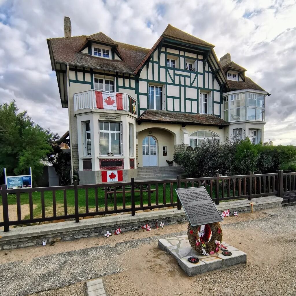 keytomytrip's tweet photo. Situé en bord d'océan à Bernieres sur Mer, la Maison des Canadiens nommée ainsi car c'est la première maison française libérée le 6 juin 1944 par les Canadiens⁣
.⁣
.⁣
.⁣
#bernieressurmer #france #normandie #cotedenacre #calvados #normandietourisme #borddemer #saintaubins… https://t.co/9Nt97dqzHU
