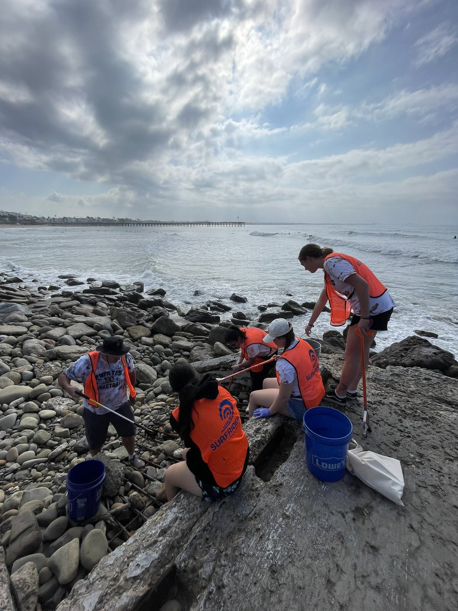 VCwbbWPH's tweet photo. Hanging out at Surfer’s Point in @VisitVentura helping out @Surfrider with today’s #CoastalCleanup. #PiratesGiveBack #VCFamily https://t.co/eHf9ogSM0G
