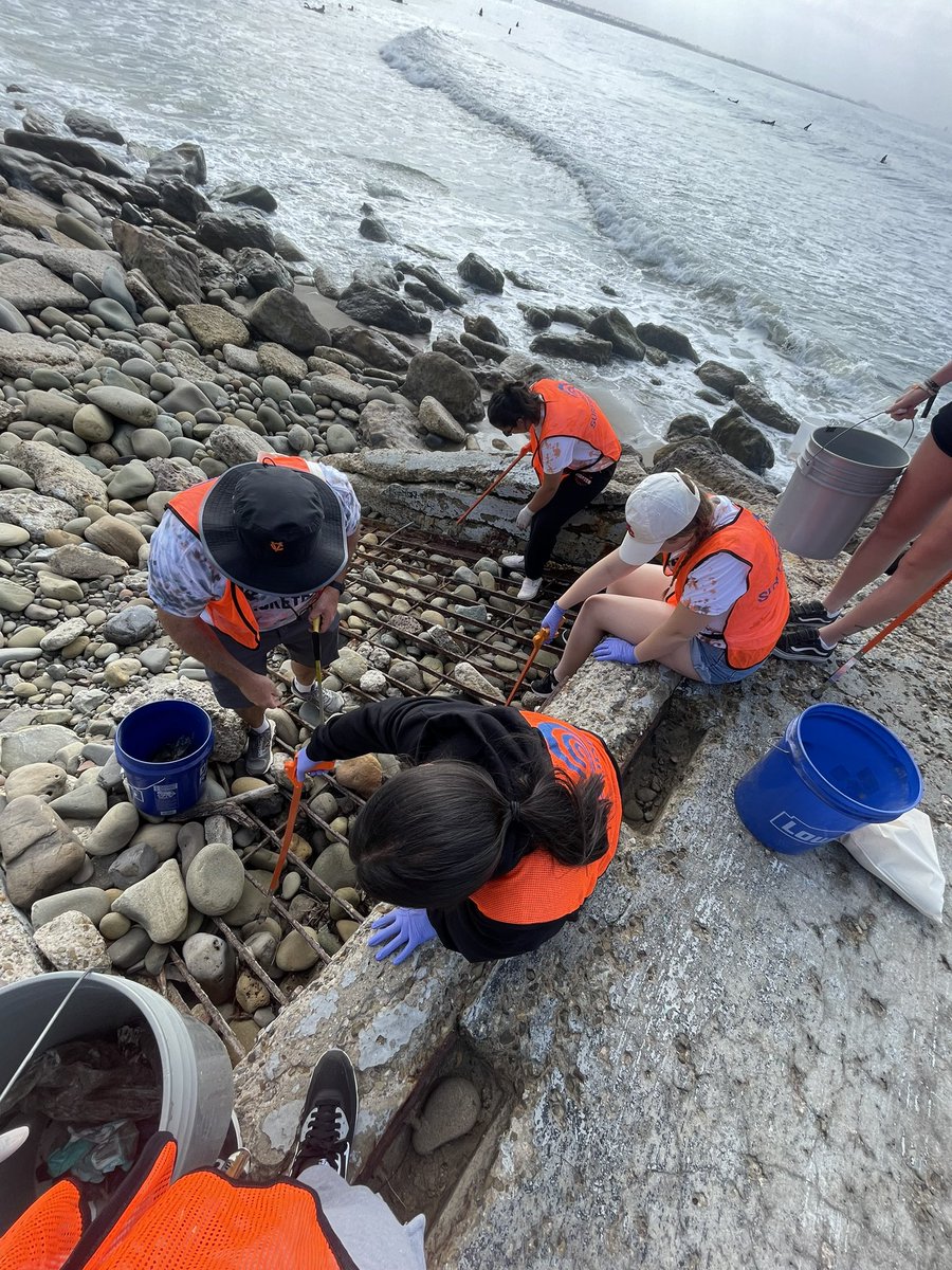 VCwbbWPH's tweet photo. Hanging out at Surfer’s Point in @VisitVentura helping out @Surfrider with today’s #CoastalCleanup. #PiratesGiveBack #VCFamily https://t.co/eHf9ogSM0G