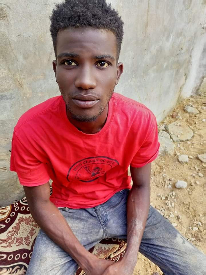 help_clean_mind's tweet photo. 🚨🚨🚨
nous sommes à la recherche de la famille de ce jeune garçon
IL dit qu'il habite Fass Delorme
Il souffre de troubles mentaux il est présentement avec nous à #delossi_keur_serigne_babacar_kane
Contact :774221322
#Maximum_de_partage svp https://t.co/hSjYxisWDW