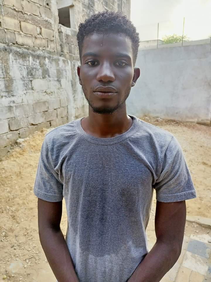 help_clean_mind's tweet photo. 🚨🚨🚨
nous sommes à la recherche de la famille de ce jeune garçon
IL dit qu'il habite Fass Delorme
Il souffre de troubles mentaux il est présentement avec nous à #delossi_keur_serigne_babacar_kane
Contact :774221322
#Maximum_de_partage svp https://t.co/hSjYxisWDW
