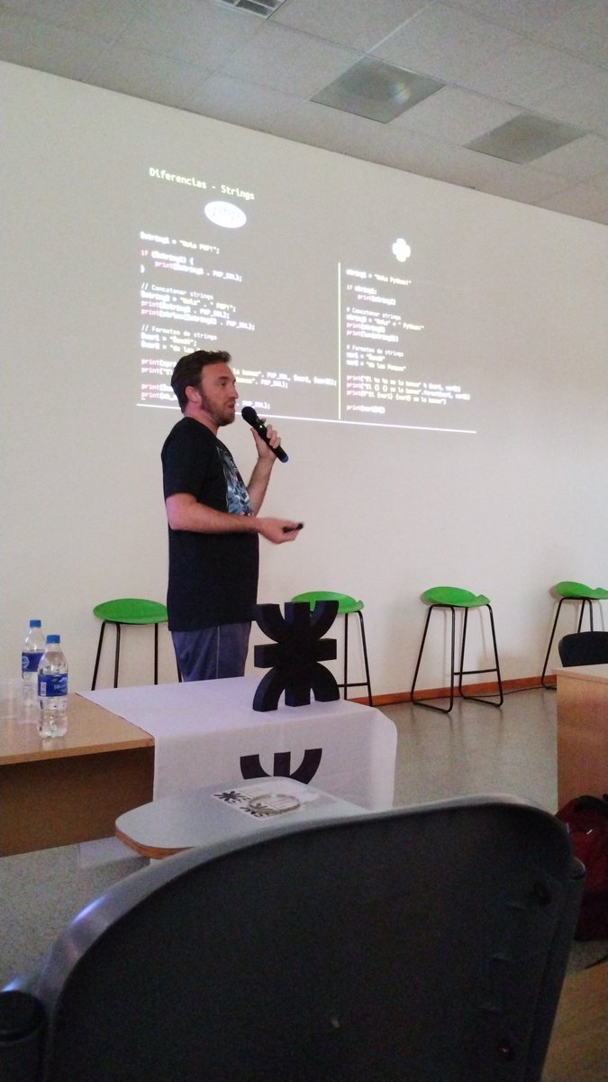 Cierra el ciclo de charlas <a href="/JoseMasson/">Pepe</a> con "Python para desarrolladores PHP" y ¡se vienen las charlas relámpago!