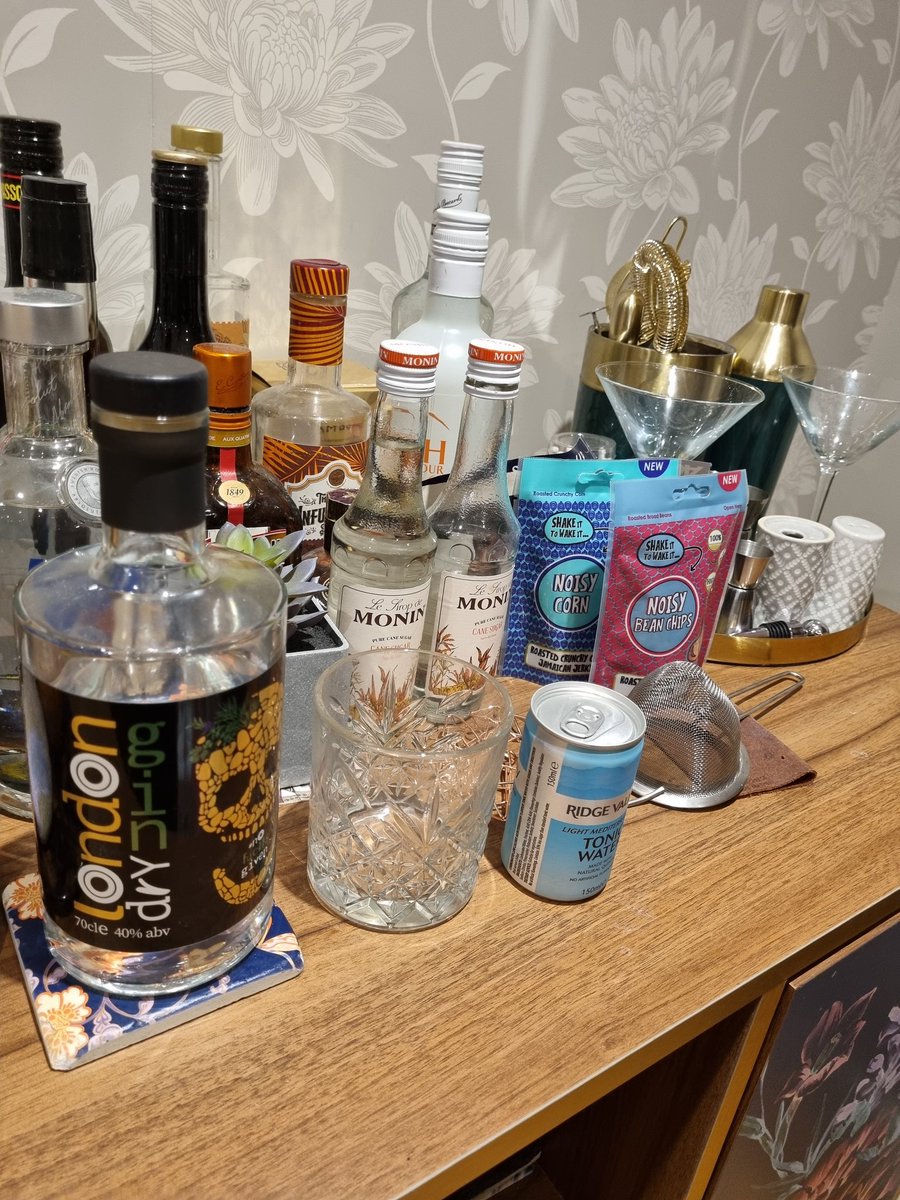 jayjay_allen's tweet photo. Fuchs gin is out, fuck it #puelout https://t.co/VASLAzyODB