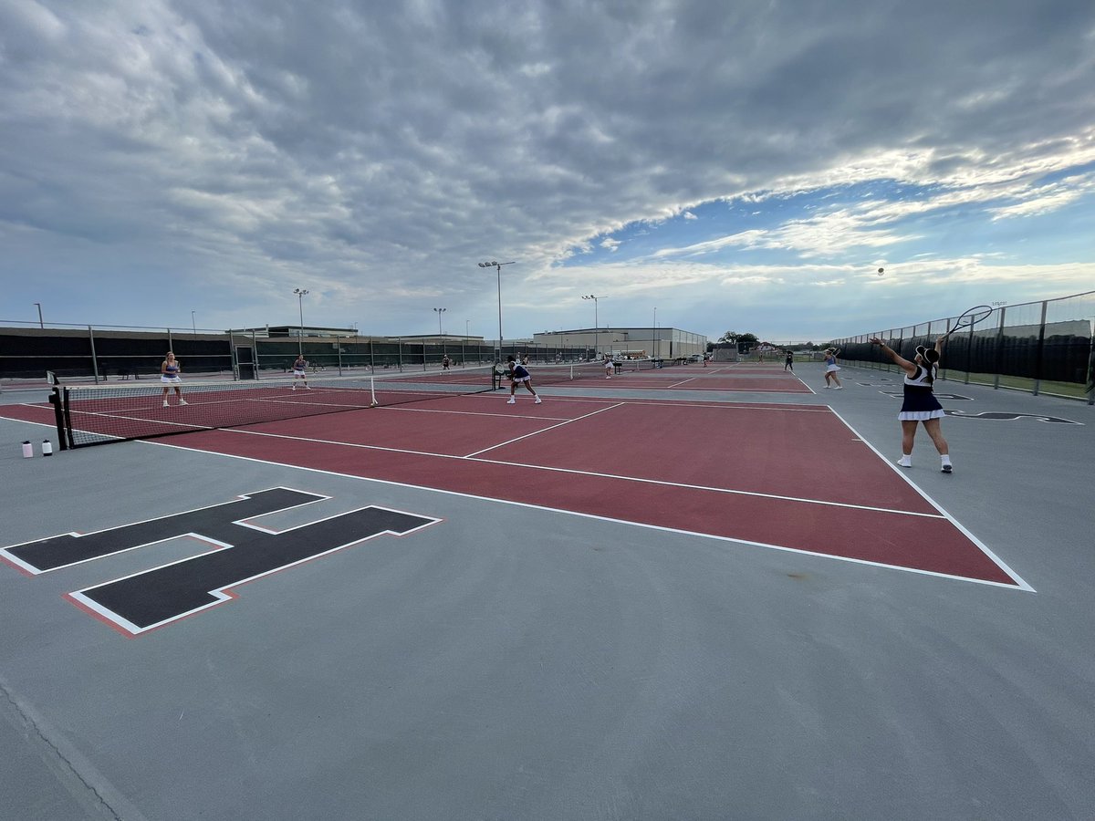 ConantTennis's tweet photo. Cougars go 2-1 at the @HHS_grls_tennis quad. Beautiful day for some matches! Cougars take down #LakesCommunity and #RockfordBoylan but lose in a heartbreaker to #Huntley😩. Great to have some close matches as we head into the last few weeks of the season! 😤🎾🐾 @conantathletics https://t.co/Pk43tERNcw