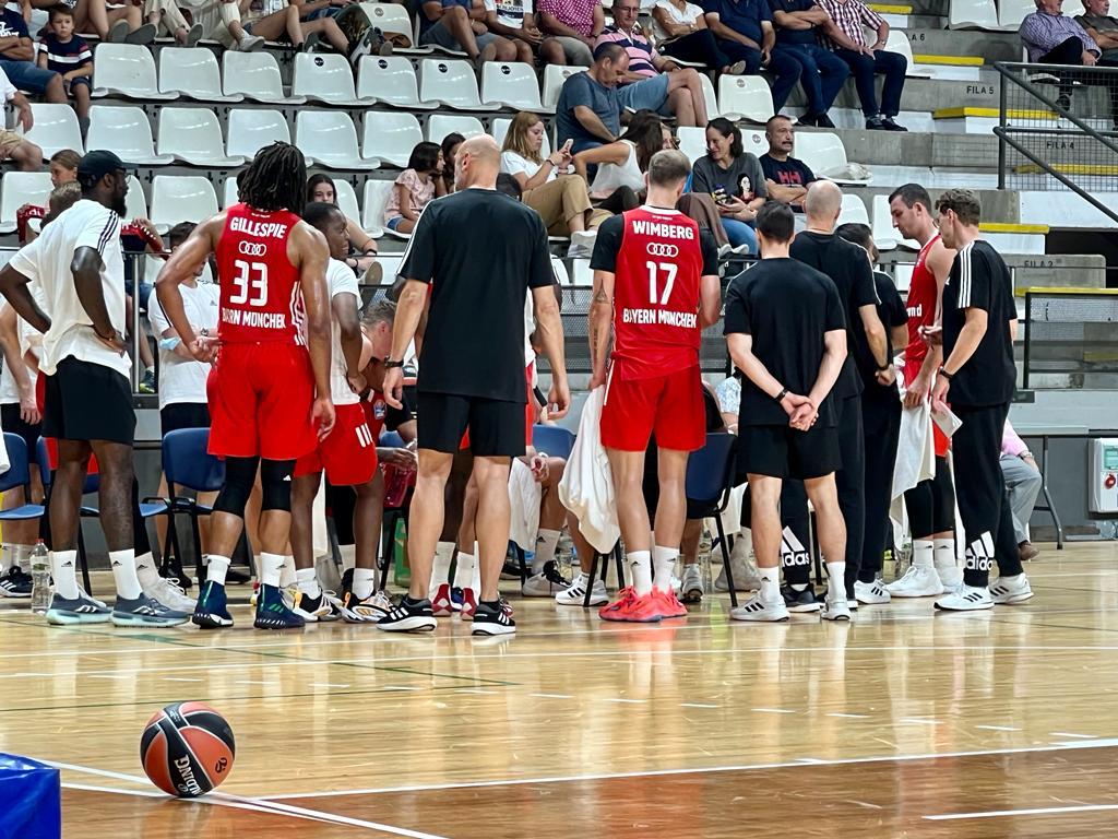 FCBBasketball's tweet photo. #ANDBAY
Mit 10-16 & 18-22 gehen die ersten beiden Viertel an @morabancandorra. Somit liegen wir 28-38 nach zwanzig Minuten zurück.
#FCBB #WeBallTogetheer https://t.co/fTON9rmFQN