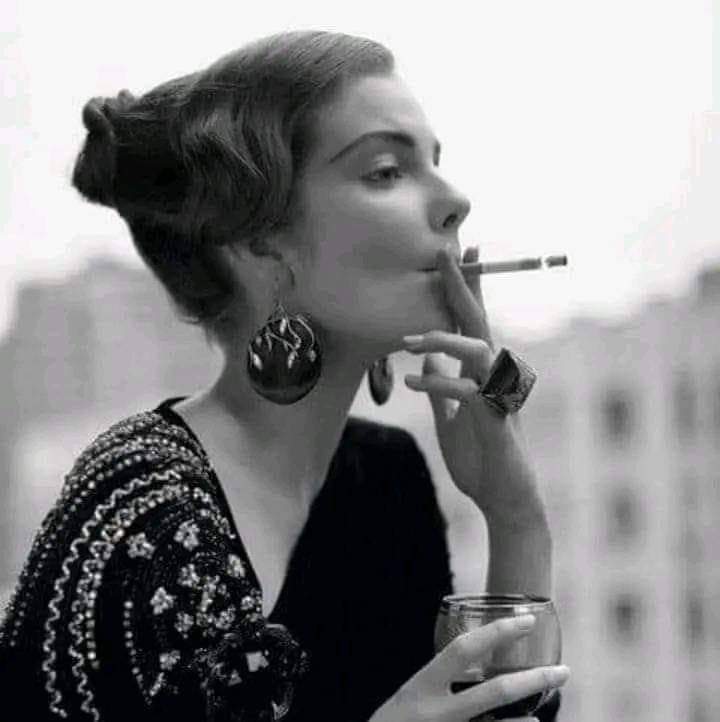 میں زندگی کے خنجر سے ماری گئی ہوں۔ 🥀

"خواجہ سراء"