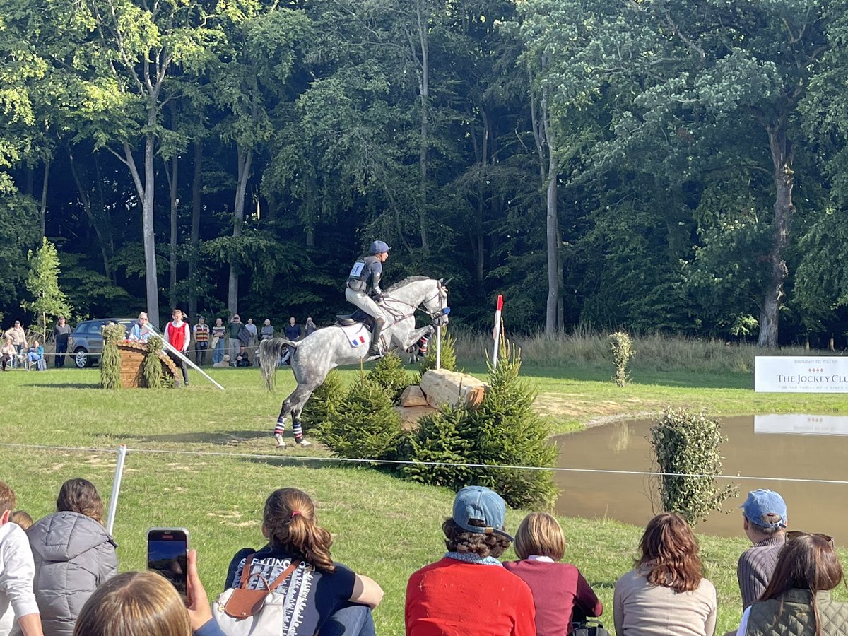 AnneMonaghan7's tweet photo. Fantastic day at the Blenheim Palace horse trials. We had a great spot to watch the cross country at 26 π fabulous weather & a glorious location. @BlenheimHorse #bpiht @BlenheimPalace https://t.co/NdSTqtDgRo