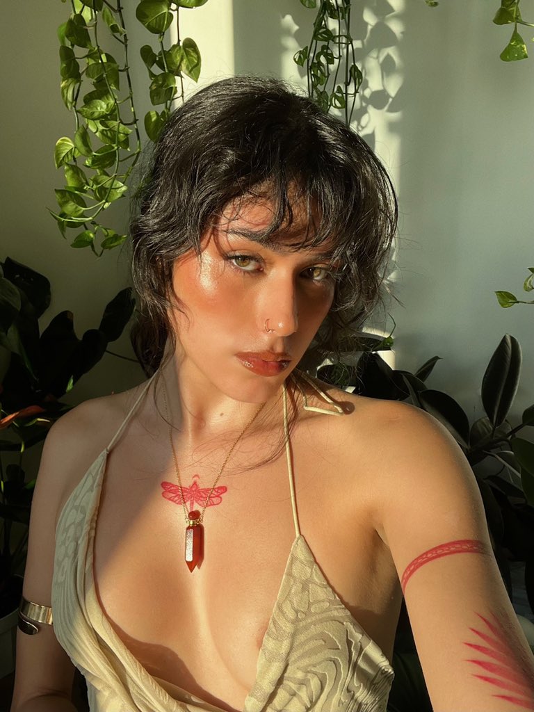 Valeria on Twitter: "RT @xenazeenuh: Red tattoo goddess I’m in love"