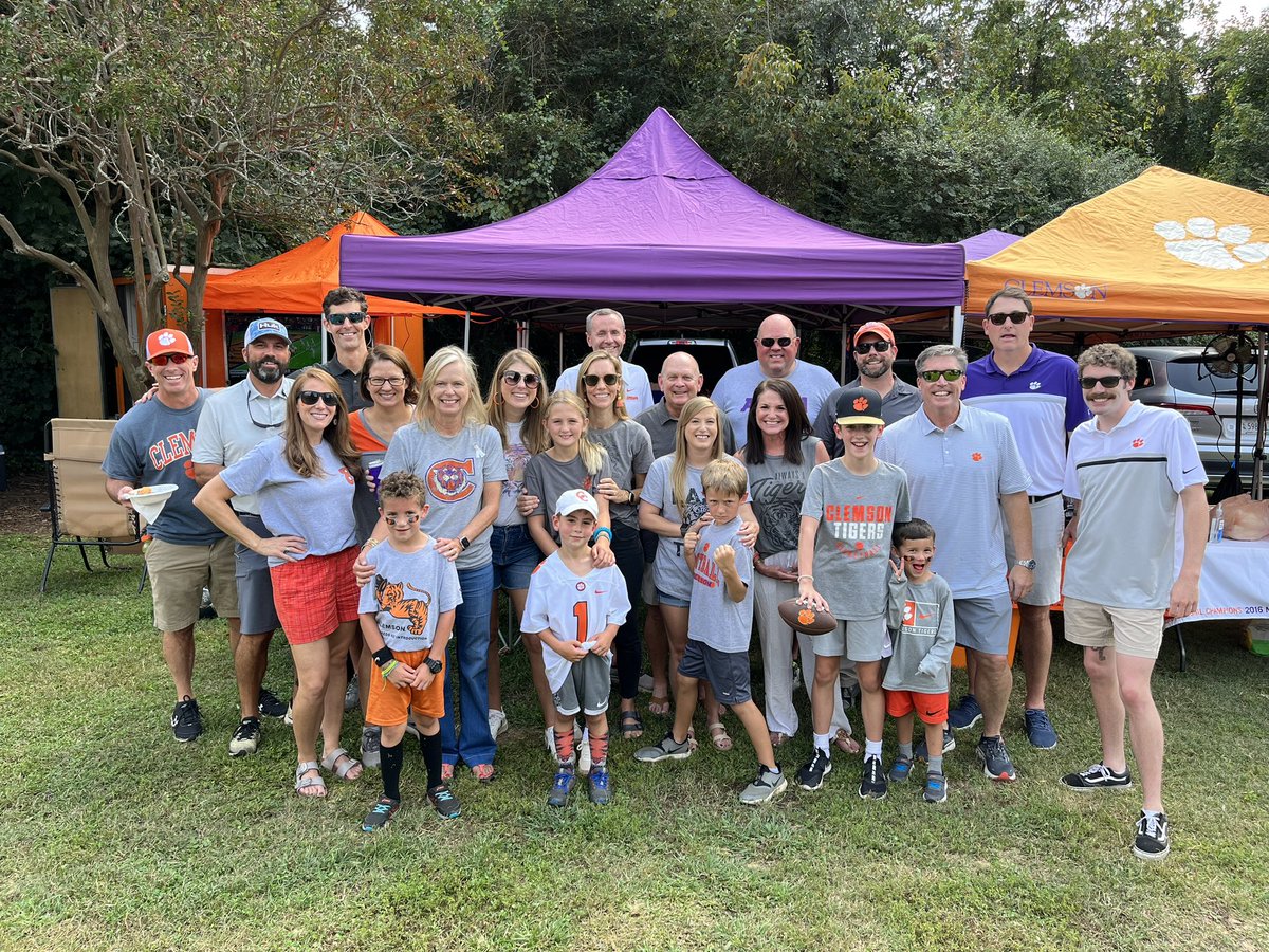 sarahjoskelton's tweet photo. #EllaStrong #greyout @ClemsonFB @ClemsonUniv https://t.co/cfuBtOsJ7N