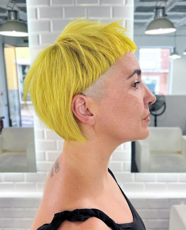 manicpanic_uk's tweet photo. This cut and colour combo is everything!! โก๏ธโก๏ธ
@fierohair ๐จ
#manicpanicpro #manicpanicprofessional #MPUK #UV #uvhair #collection #haircollection #manicpanicuk #manicpanic #vivid #vividhair #vegan #vegancolour #veganlife #vegansofinstagram #unicornhair #mermaidhair https://t.co/8DcqkxKlKQ