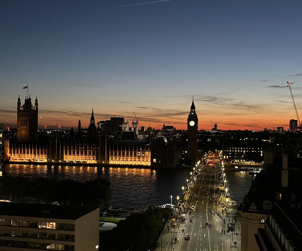 richardquest's tweet photo. Good evening from a stunning #London https://t.co/MbgUOnHMcD
