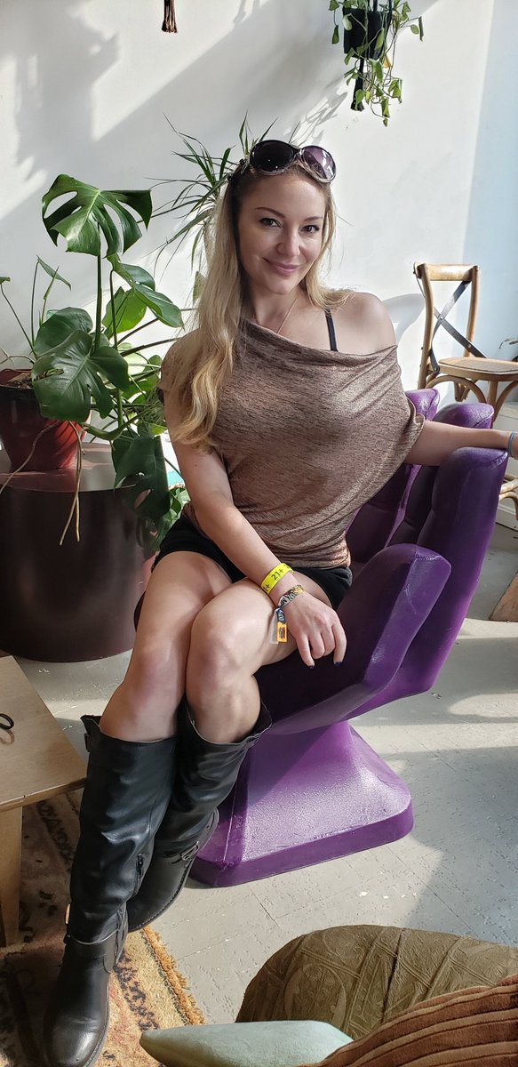 Aurora Snow on Twitter: "Discovered the most eclectic coffee shop this