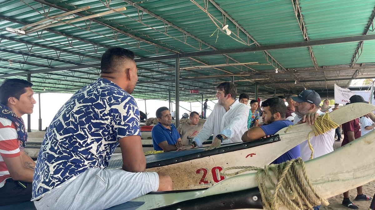 prospericarlos's tweet photo. Casa a casa en Potrerito, La Cañada de Urdaneta, junto a nuestra alcaldesa @LaChichaAtencio, al oeste del Lago de Maracaibo, llevamos nuestro mensaje de cambio por una Venezuela de Prosperidad.  #UnidosXVenezuela #ADVaConProsperi https://t.co/HNwcLNI64V