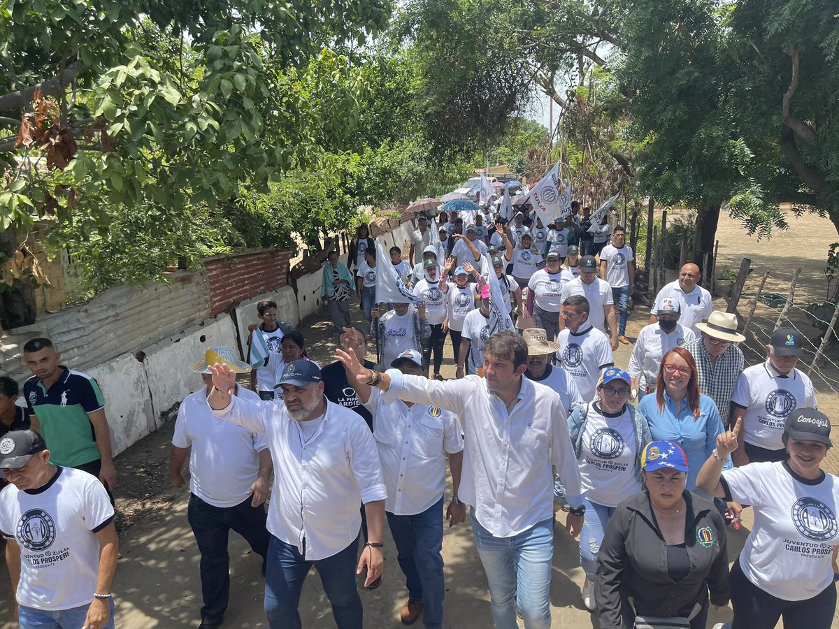 prospericarlos's tweet photo. Casa a casa en Potrerito, La Cañada de Urdaneta, junto a nuestra alcaldesa @LaChichaAtencio, al oeste del Lago de Maracaibo, llevamos nuestro mensaje de cambio por una Venezuela de Prosperidad.  #UnidosXVenezuela #ADVaConProsperi https://t.co/HNwcLNI64V