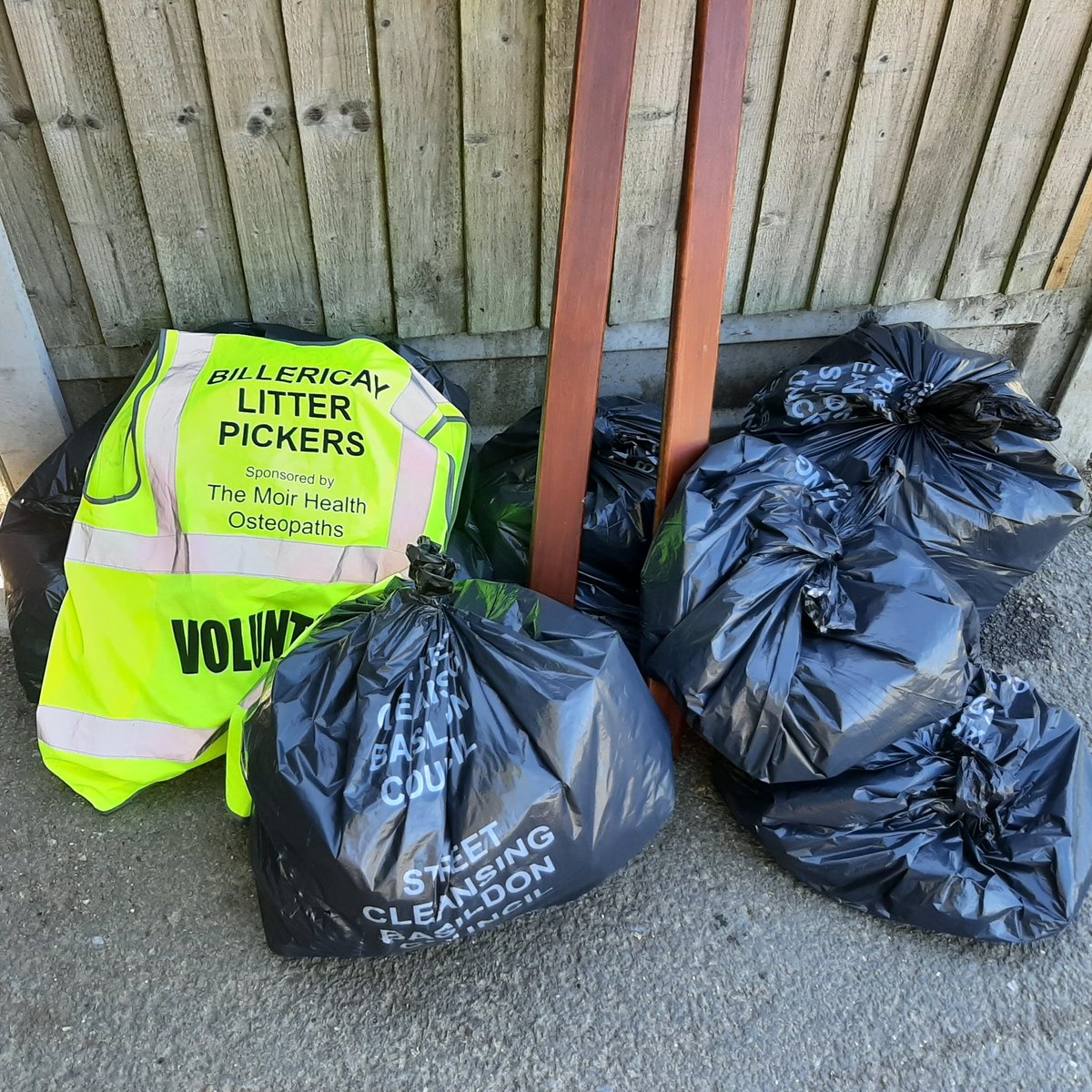 A productive #worldcleanupday in #Billericay with 8 sacks of rubbish collected by 15 people in Lake Meadows. It was great to be part of a global effort and we even enjoyed a picnic and an ice cream in the sun afterwards!

#letsdoitworld #litterpick #communitygroup