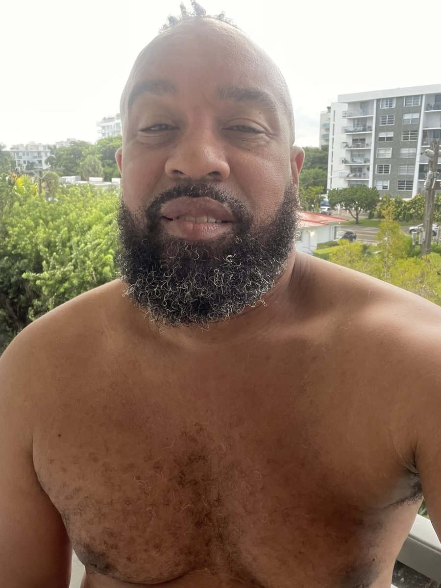 BluBoi31's tweet photo. If you’re visiting MIA this weekend make sure you have your raincoat. Gotta work, see y’all later. #retaillife #iworkweekends #balconyviews https://t.co/TrtQKCLUvu
