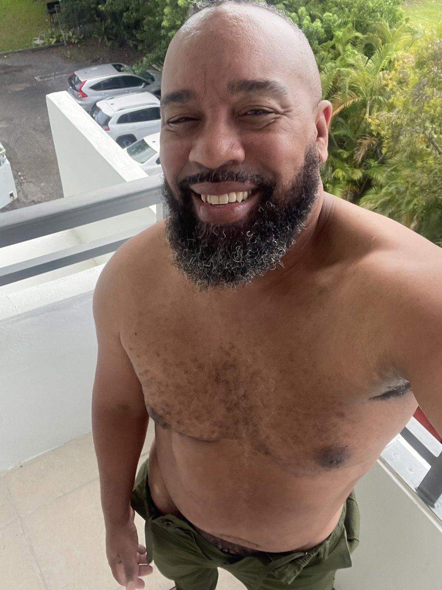BluBoi31's tweet photo. If you’re visiting MIA this weekend make sure you have your raincoat. Gotta work, see y’all later. #retaillife #iworkweekends #balconyviews https://t.co/TrtQKCLUvu