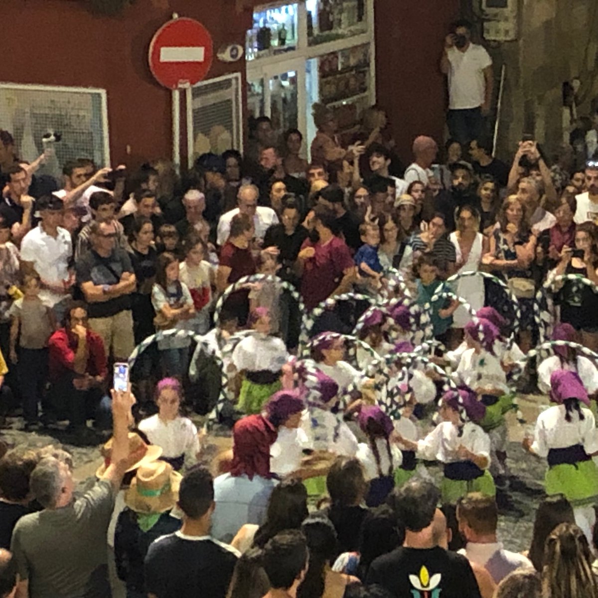 nubamir's tweet photo. Avui cercavila de #SantaTecla700. Una gentada al carrer. #Torredembarra molt ben representada pel seu Ball de cercolets @ballspopulars https://t.co/gMujiN0JfC
