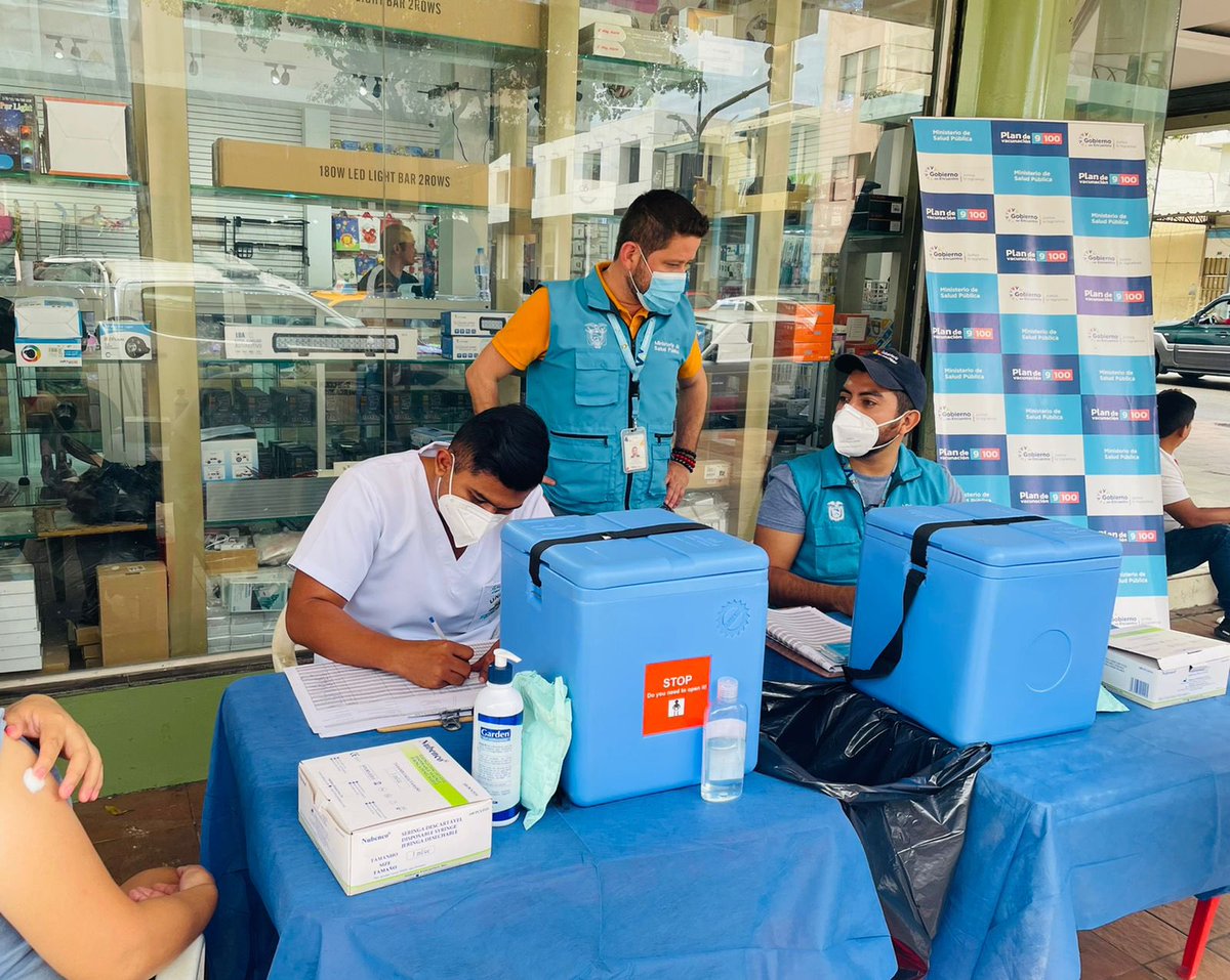 Salud_Guayas's tweet photo. #JuntosPorLaSalud | @drharoldvinueza, director Distrital #09D04, supervisa puntos de aplicación de la #VacunaCOVID19 en varios sectores, con el objetivo de garantizar un buen servicio a la comunidad.
#MingaDeVacunación
#YoMeRefuerzo https://t.co/QcN8PspbDY