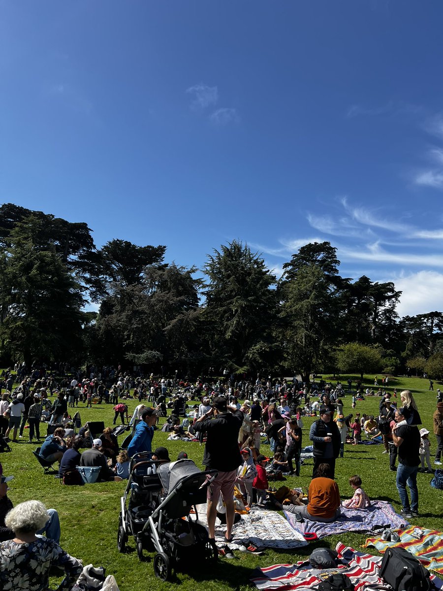 Really nice day to get off Twitter and enjoy the city! I’m at Flower Piano, one of my favorite annual events. It’s busy! https://t.co/4h7hVF3LUH