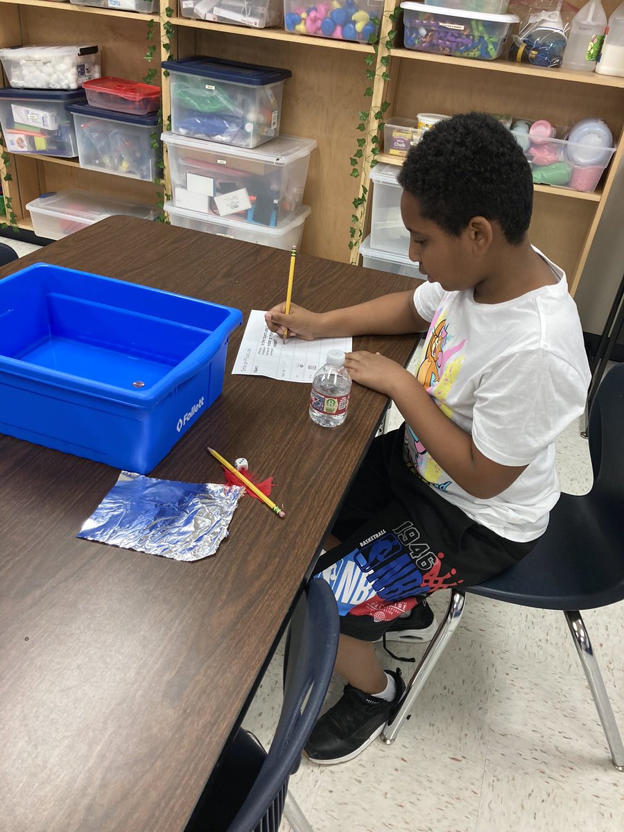 ssosa88's tweet photo. Our density lab was engaging and fun. We were excited to go to the science lab and see if items would sink or float. @NISDFranklinES https://t.co/OhDdExuffa