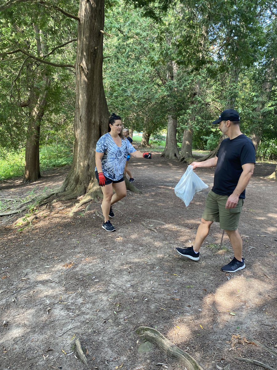 Shout out to @tgeek for organizing WCD for @SeabumsNFTs, we are so proud to be a Seabums @1halefire,  and doing our part  to clean up our 🌏 
#BumsCleanBeaches
#WorldCleanupDay
