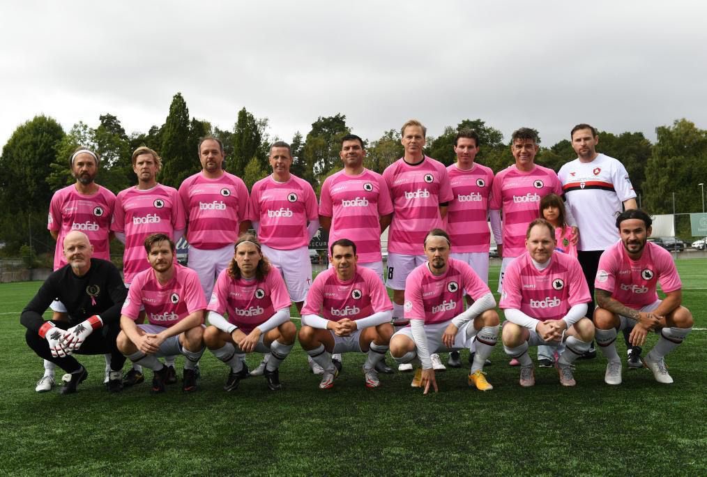 Tänk att ett rätt mediokert division 7-gäng kan samla ihop över 100 000 kr till <a href="/brostcancer/">Bröstcancerförbundet</a>. Otroliga <a href="/fcsamp/">FC Sampierdarenese</a>!
