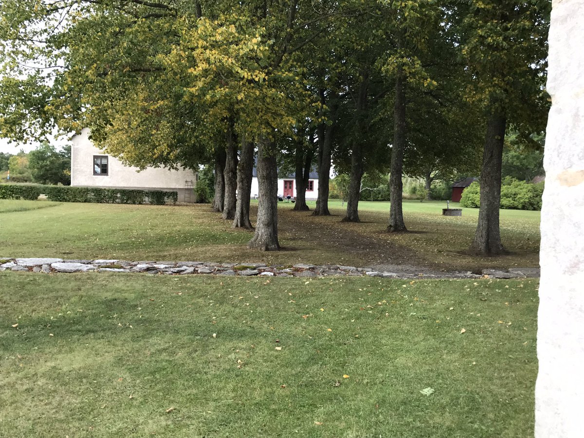 elfvabjer's tweet image. Ha-ha är ett ”osynligt stängsel” för att skapa en illusion av en oändlig gräsyta ut i landskapet. Består av ett dike m en kant sluttande, den andra lodrät. Landskapsparken var högsta trädgårdsmode på 1700t med engelske landskapsarkitekten Capability Brown i spetsen #murtwitter