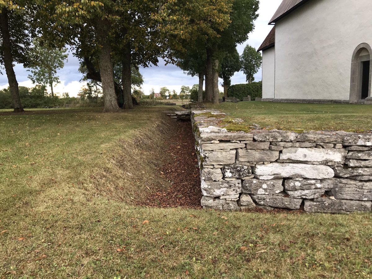 elfvabjer's tweet image. Ha-ha är ett ”osynligt stängsel” för att skapa en illusion av en oändlig gräsyta ut i landskapet. Består av ett dike m en kant sluttande, den andra lodrät. Landskapsparken var högsta trädgårdsmode på 1700t med engelske landskapsarkitekten Capability Brown i spetsen #murtwitter