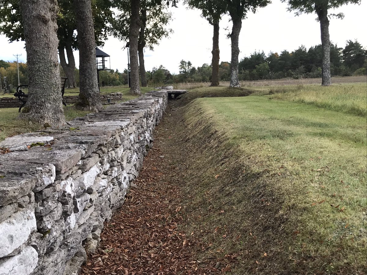 elfvabjer's tweet image. Ha-ha är ett ”osynligt stängsel” för att skapa en illusion av en oändlig gräsyta ut i landskapet. Består av ett dike m en kant sluttande, den andra lodrät. Landskapsparken var högsta trädgårdsmode på 1700t med engelske landskapsarkitekten Capability Brown i spetsen #murtwitter