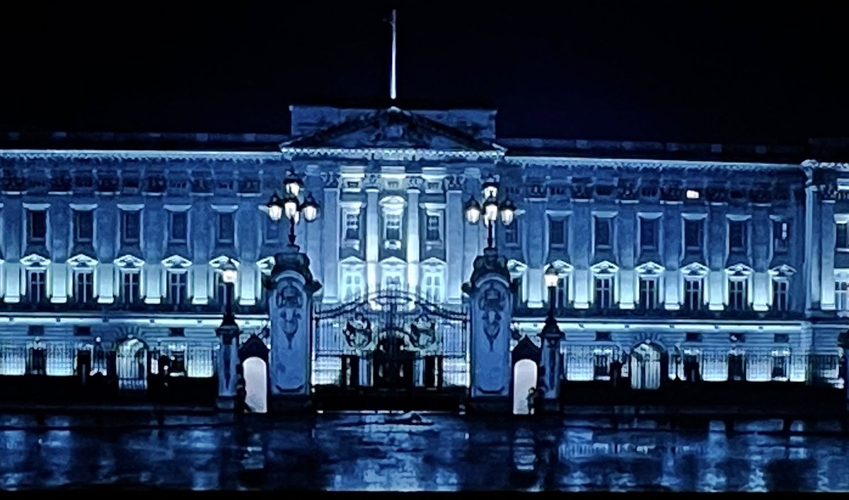 DMarkLauder's tweet photo. For this Saturday? Perhaps the perfect BBC 1 film. โThank you, Maโam. For everything.โ #paddingtonbear #ThankYouMaam #QueenElisabeth #QueenLyingInState https://t.co/RNKWiq73l9