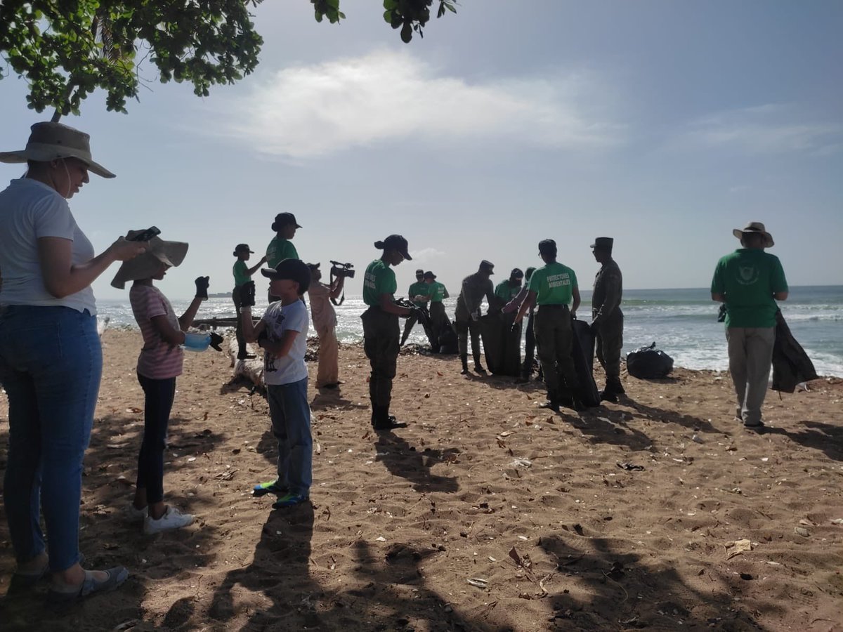 OzamaVerde's tweet photo. Hoy es el tercer sábado de septiembre y nosotros honramos la fecha. Estuvimos en la playa de #Guibia, #MaleconSD junto a @CCSORGDO @senpard #DiaMundialdelasPlayas gracias a @rnncanal27 @ambienterd @EducacionRDo @uasd por apoyarnos https://t.co/glfBxKZpDh