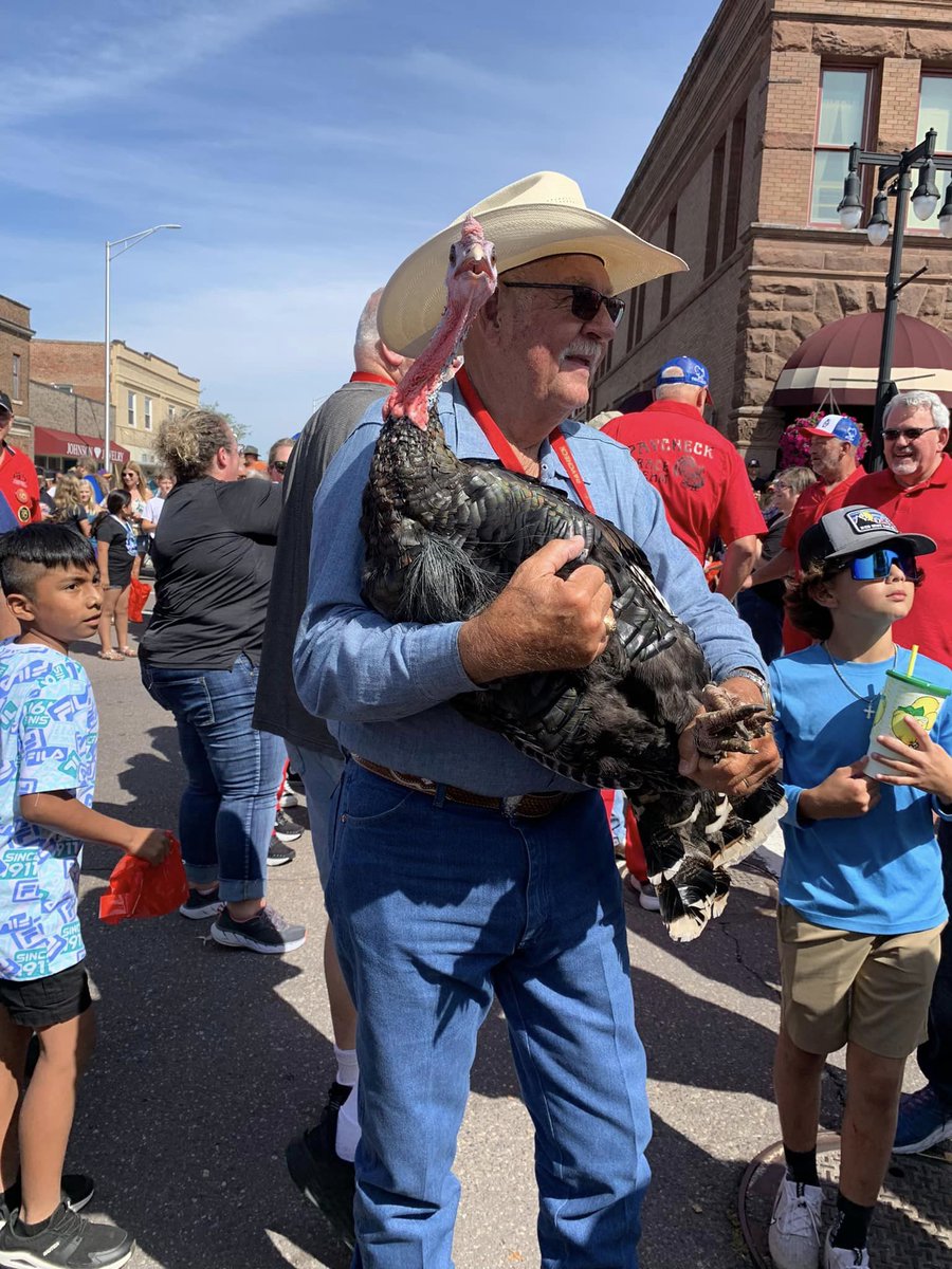 CueroDevCorp's tweet photo. Clarence Wessels, racing team member from 33 years ago, with #champion Ruby Begonia at King Turkey Day / Weekend in our sister city, Worthington MN! Ruby #FTW with a time of 1m 23.85s & 0 penalties vs Paycheck 1m 24.15s & one 5s penalty! #GoRubyGo #CueroProud πππ¦π¨π¨π¨π¨ https://t.co/deZtYd0Yfy