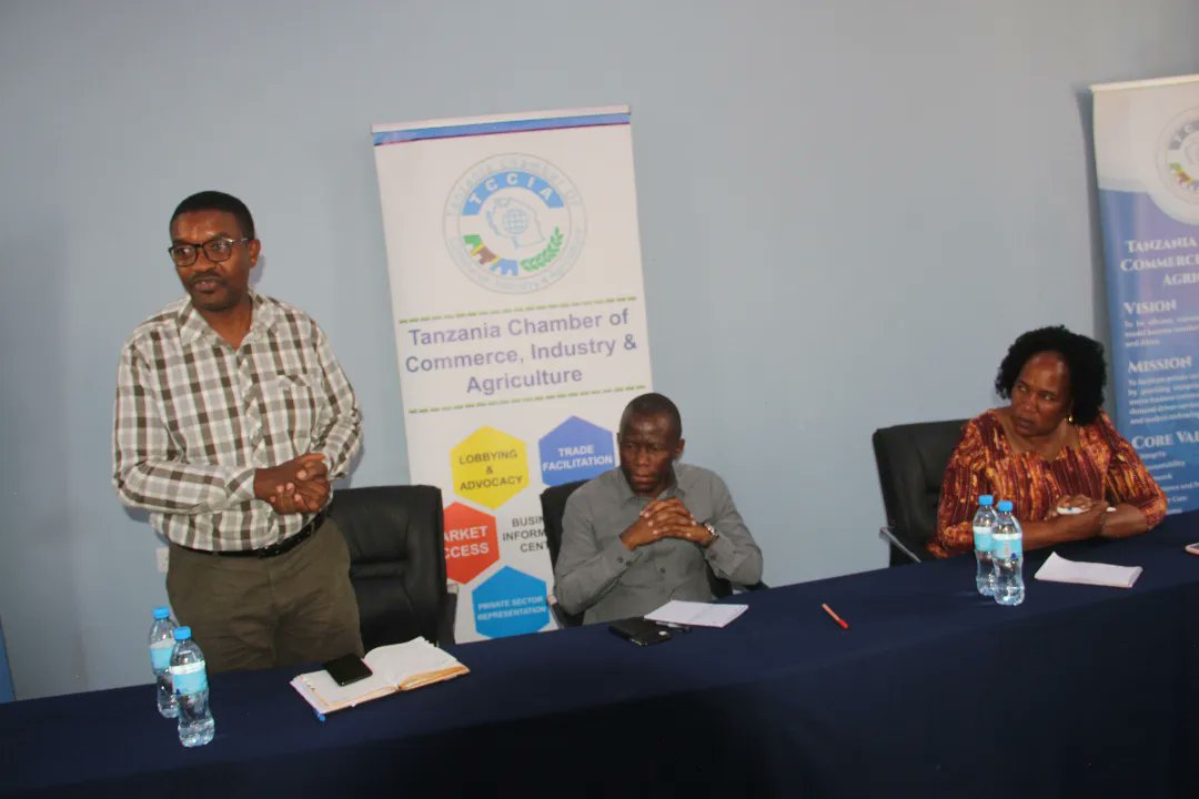 Wafanyabiashara Mbeya leo tumepata fursa ya kukaa na Balozi wa Tanzania nchini Malawi Mhe.Hamprey Polepole.Mkutano huu umeandaliwa na kuratibiwa na TCCIA Mbeya na ofisi ya Mkuu wa Mkoa ulihudhuriwa na wafanyabiashara zaidi ya 40 ulikuwa na dhamira ya kuangalia fursa nchini 🇲🇼