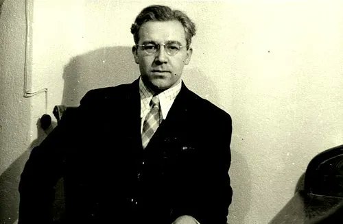KitapAlintisi's tweet photo. Sen aklıma gelince her şey gülümserdi. 
Ağaçlar şarkı söyler, rüzgâr tatlı eserdi.

- Sabahattin Ali https://t.co/4dHLy5OskN