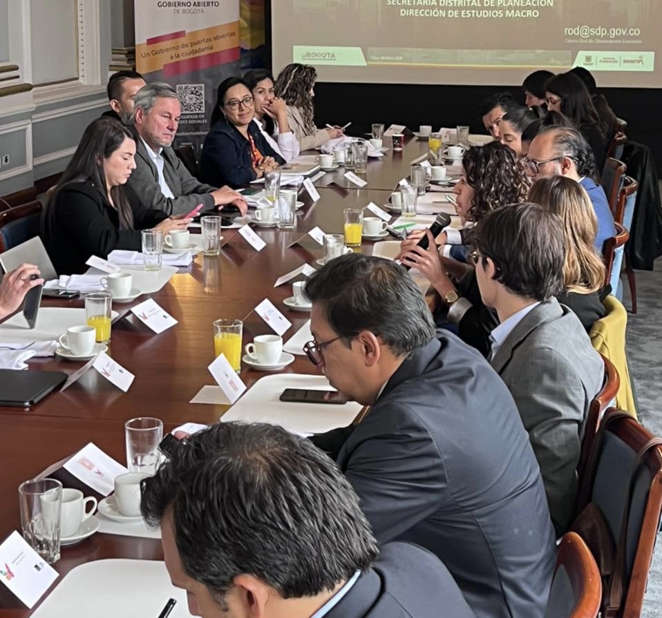 DesarrolloBta's tweet photo. La directora del Observatorio @Cattabees participó en la mesa de trabajo de gobierno abierto #GAB, en articulación con @GAB_Bogota. Compartieron experiencias de los talleres #DateAndo de aprovechamiento y uso de datos por la ciudadanía y su importancia para la toma de decisiones. https://t.co/bm7bT8dwg6