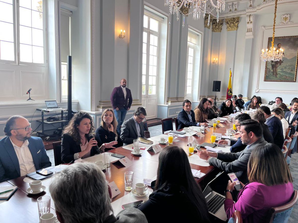 DesarrolloBta's tweet photo. La directora del Observatorio @Cattabees participó en la mesa de trabajo de gobierno abierto #GAB, en articulación con @GAB_Bogota. Compartieron experiencias de los talleres #DateAndo de aprovechamiento y uso de datos por la ciudadanía y su importancia para la toma de decisiones. https://t.co/bm7bT8dwg6