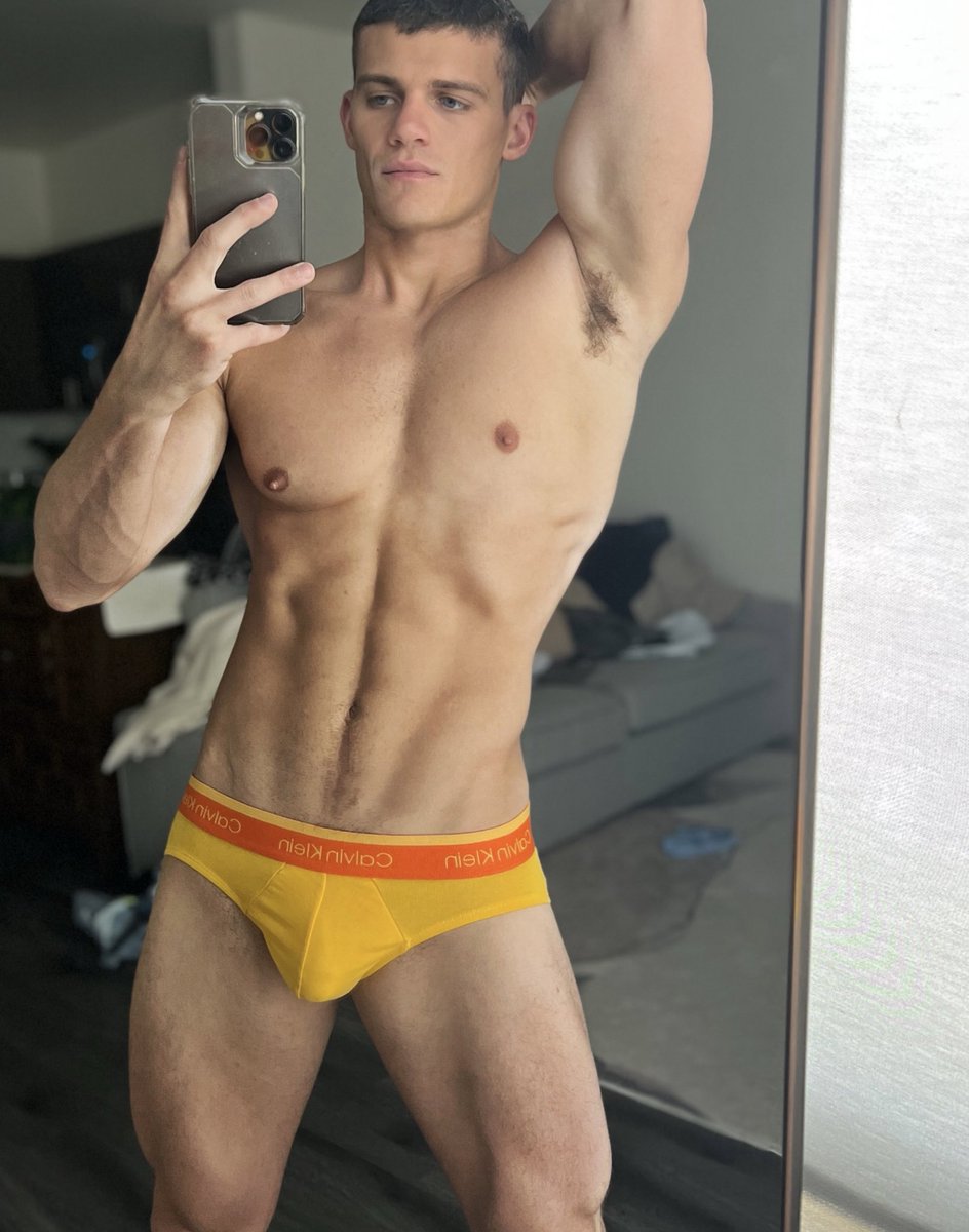 reggiekentworth's tweet photo. Bored? Who wanna go to the gym? https://t.co/CwyjzZ4pO9