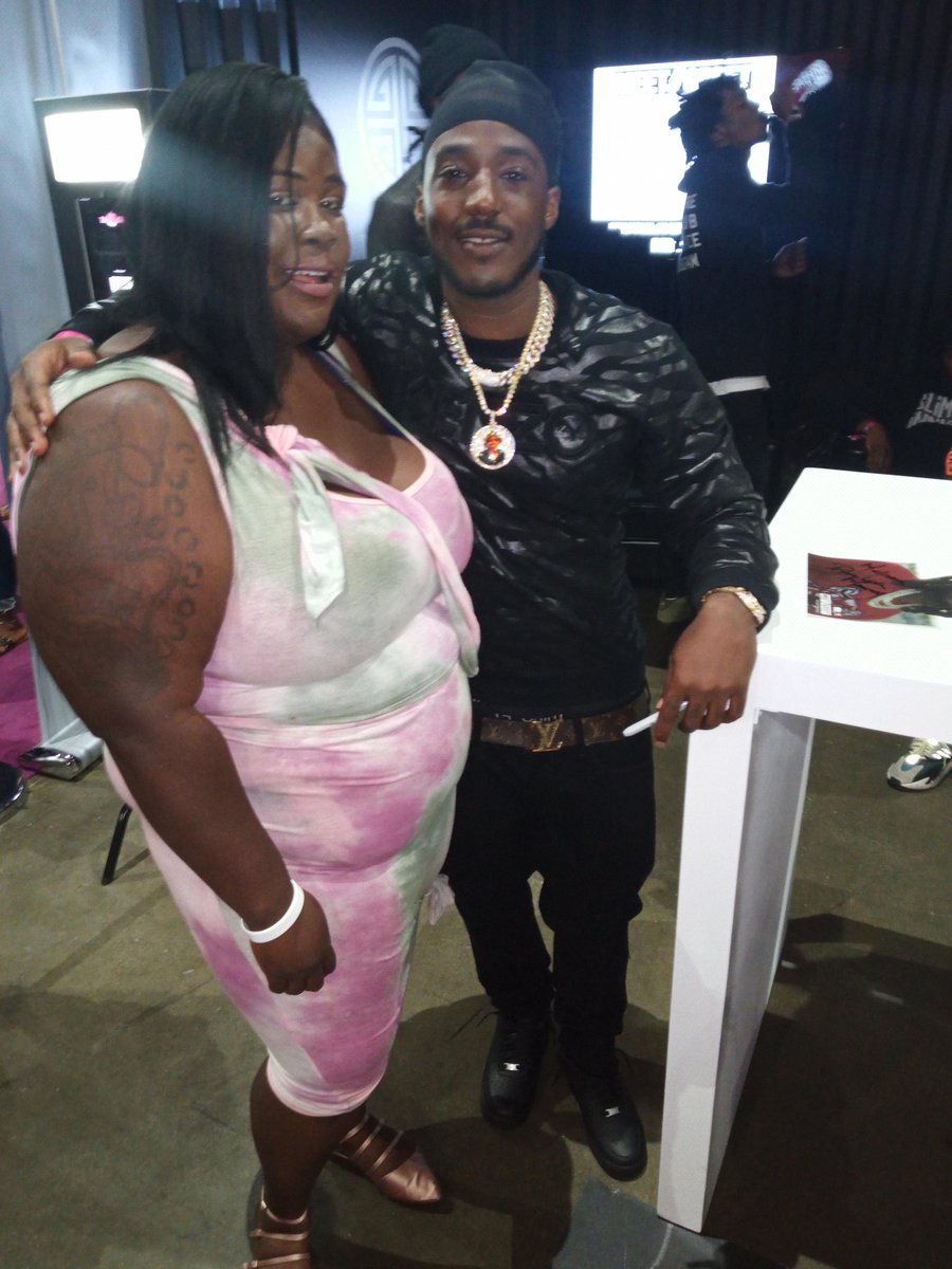 Realmelissavibe's tweet photo. Wow ๐คฉ I was So Big and out of shape ๐คฆ๐พโโ๏ธ Mozzy still wrapped his short azz arms around me ๐ ๏ฟผ๏ฟผ๐ #TomorrowAintPromised https://t.co/USfBT31ltW