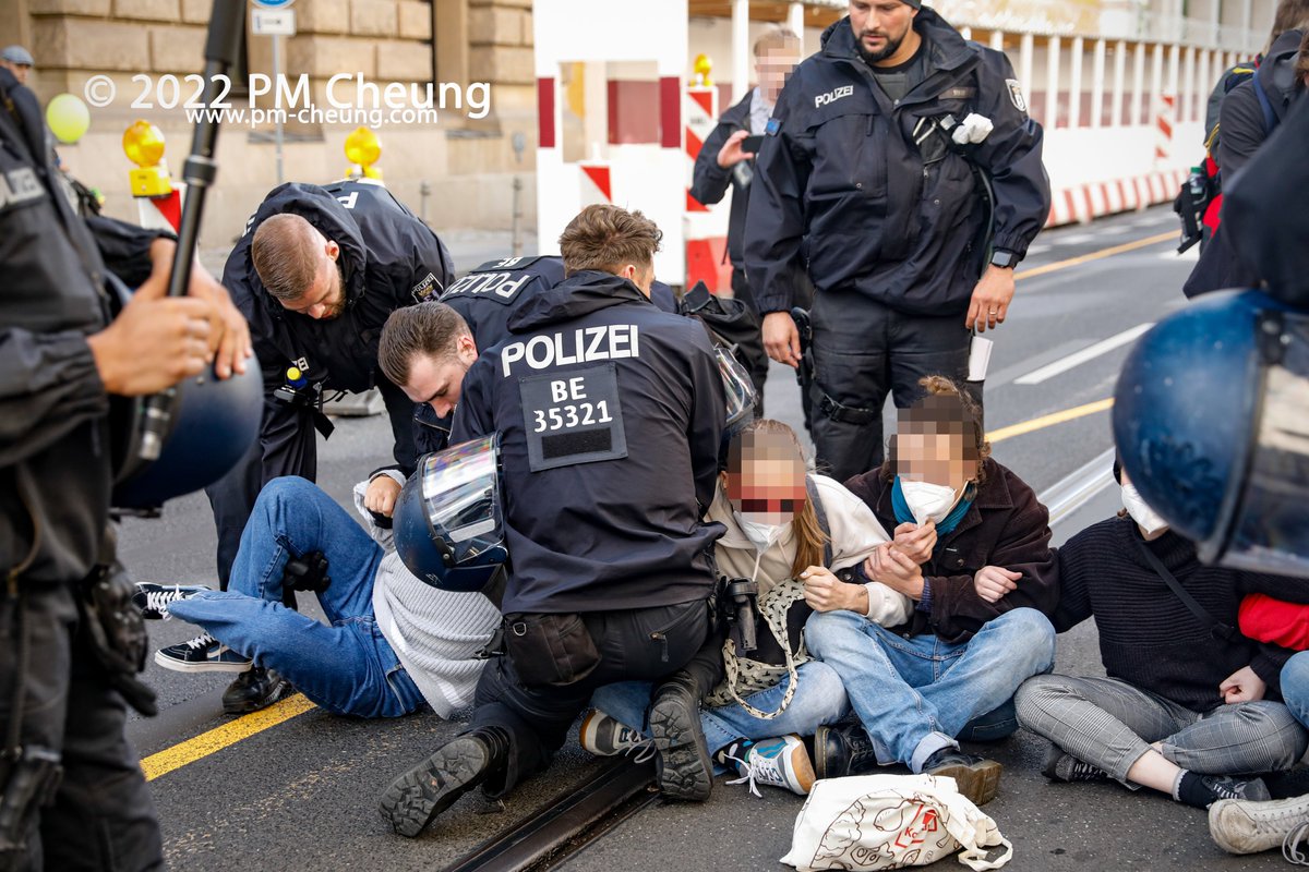 Rund 3.500 Menschen beteiligten sich heute in #Berlin an dem christlich-fundamentalistischen "Marsch für das Leben". Über 1.500 Menschen protestierten auf mehreren Veranstaltungen gegen den antifeministischen Aufmarsch.

Weitere Bilder:
flickr.com/photos/pm_cheu…

#b1709 #nofundis