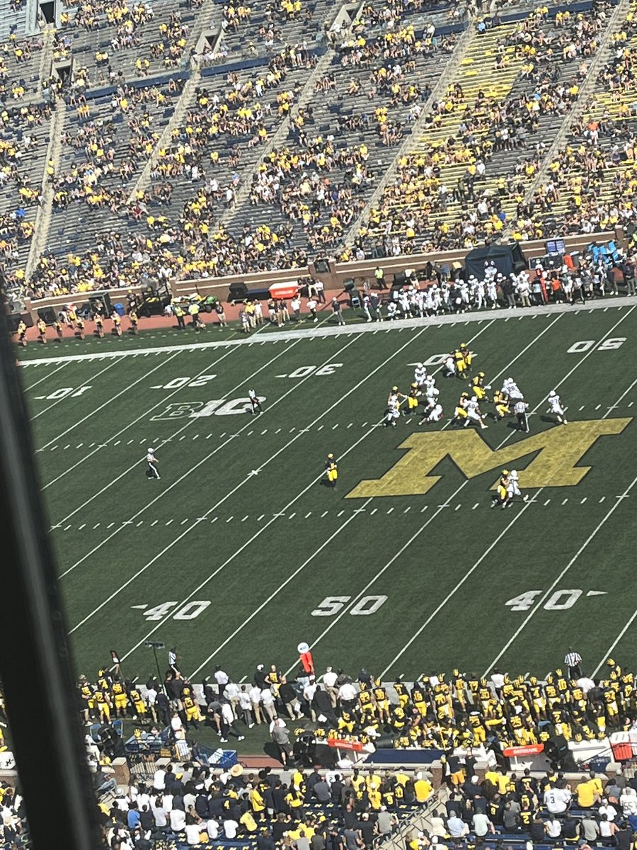 Freshman PWO <a href="/BranMann34/">Brandon Mann ‘26</a> gets his first snap as a #Michigan QB inside the Big House. Former DCDS and Arsenal baseball standout who I bet could still step in the box or get on the bump this spring if he wanted to.