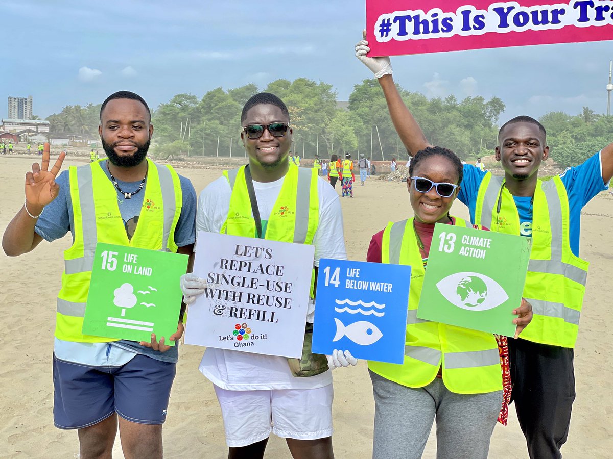 GreenStewards1's tweet photo. Today marks #worldcleanupday2022 our Team joined @letsdoitghana to clean up @Laboma_BeachGh. The purpose of the clean up is to save marine life from plastic pollution and making sure we have a clean beach and #environment .

 what you are doing to save our environment? https://t.co/QK6btPswCj