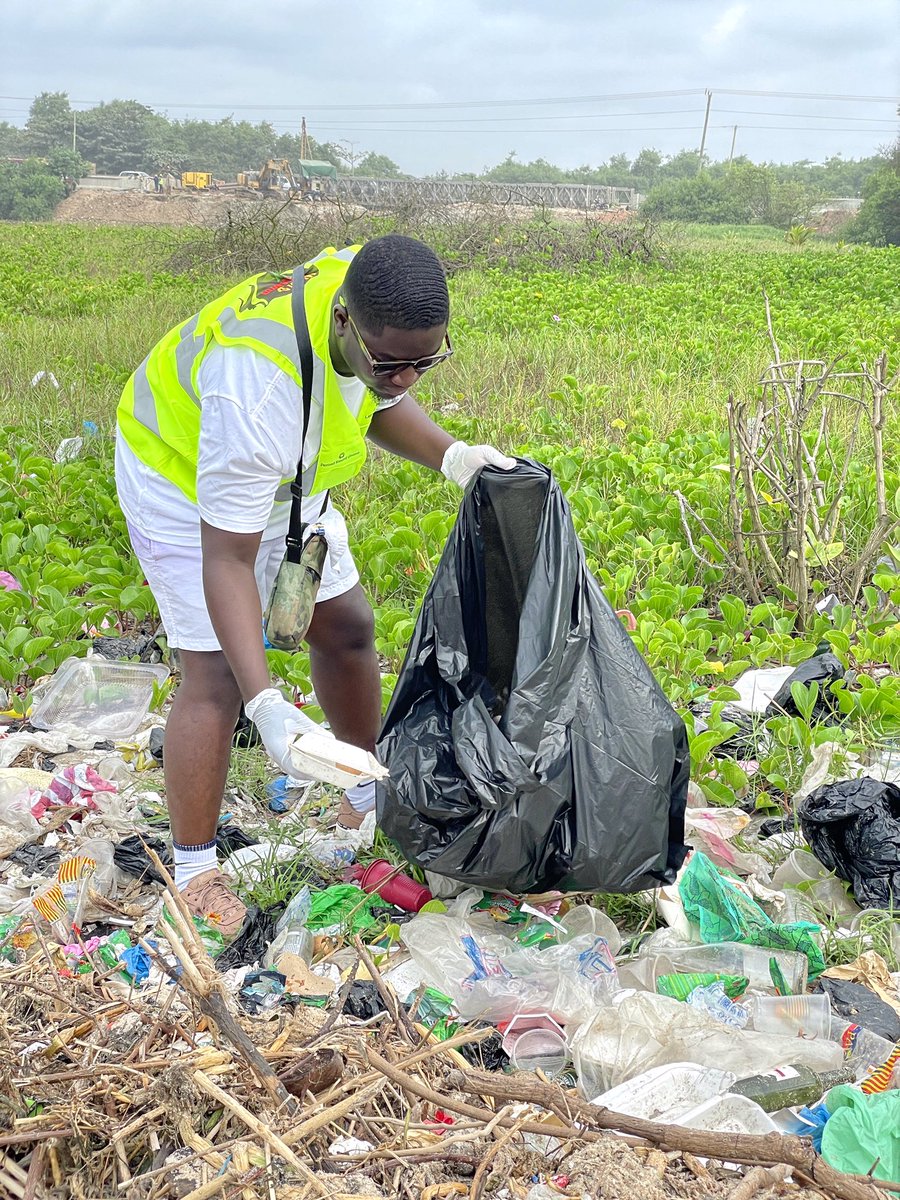 GreenStewards1's tweet photo. Today marks #worldcleanupday2022 our Team joined @letsdoitghana to clean up @Laboma_BeachGh. The purpose of the clean up is to save marine life from plastic pollution and making sure we have a clean beach and #environment .

 what you are doing to save our environment? https://t.co/QK6btPswCj