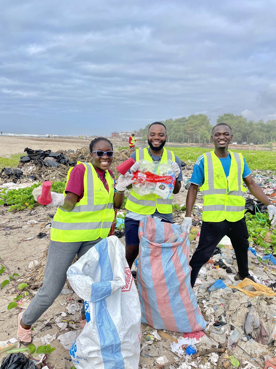 GreenStewards1's tweet photo. Today marks #worldcleanupday2022 our Team joined @letsdoitghana to clean up @Laboma_BeachGh. The purpose of the clean up is to save marine life from plastic pollution and making sure we have a clean beach and #environment .

 what you are doing to save our environment? https://t.co/QK6btPswCj