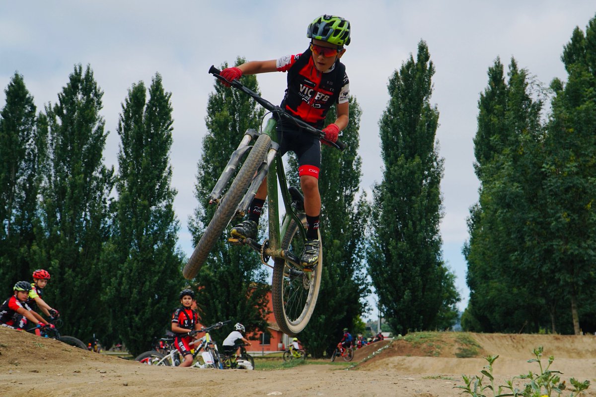 Ciclistes! Com us va la tornada a l’escola?

Nosaltres ja portem unes setmanes a tope amb l’escola de ciclisme i els equips de competició!

Us deixem la nostre web per si voleu més informació 👉🏼 jufrecycling.com o l’enllaç directe a la BIO del nostre perfil!

#jufrecycling