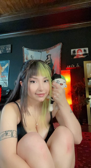 Watch Leah's leaked NSFW photo on TwXstars