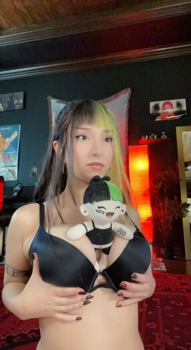 Watch Leah's leaked NSFW photo on TwXstars